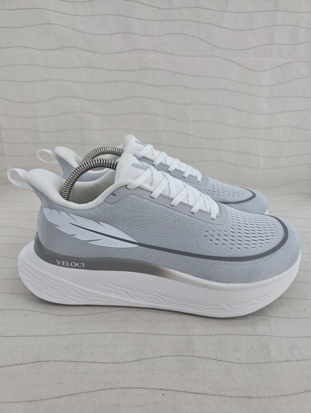 Veloci Unisex Mesa Grey White Wide Toe Wingwall Running Shoes Size 9 W/ 7.5 M